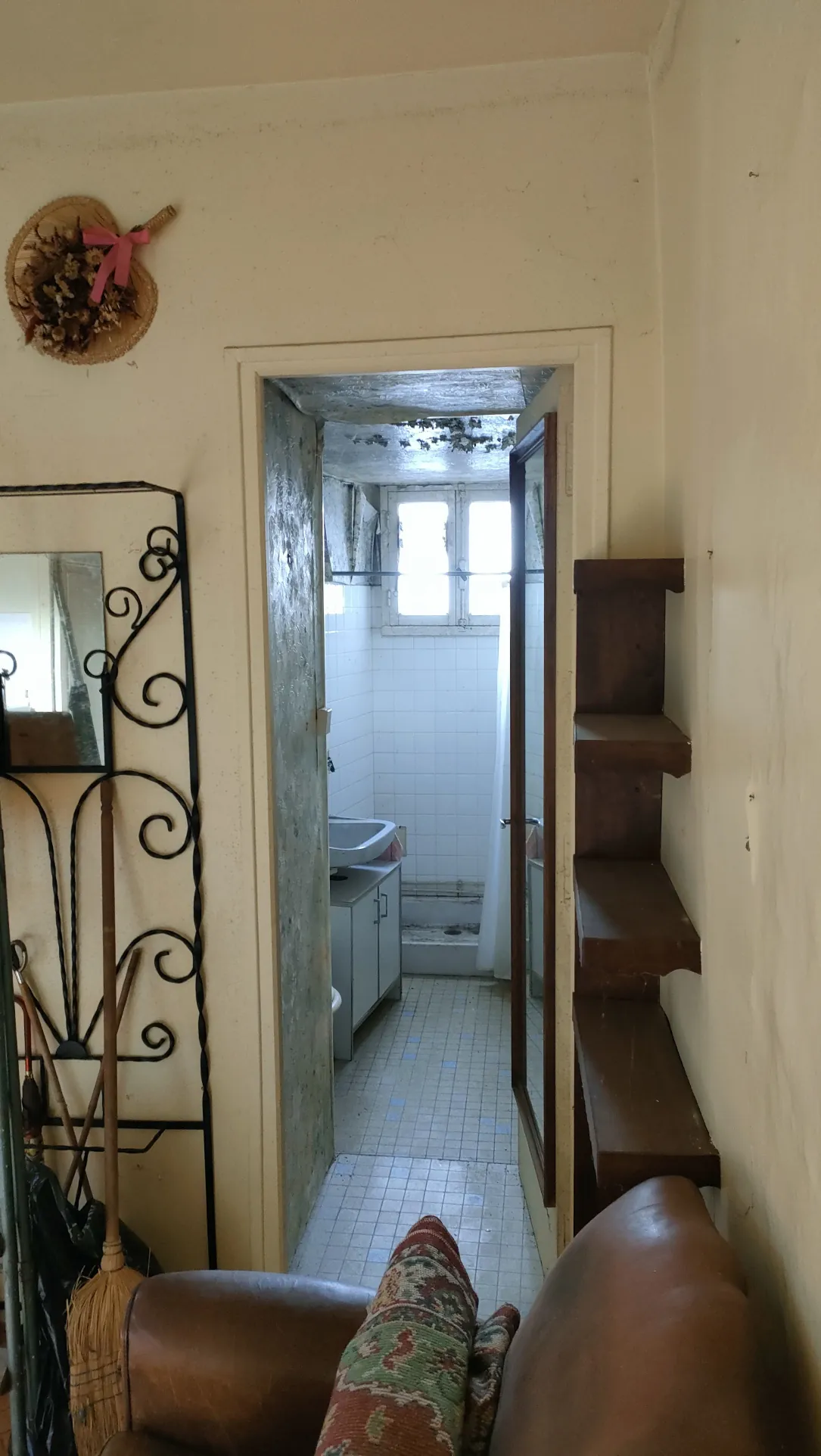 Charmante maison de village en pierre à Vignols à rénover avec jardin 