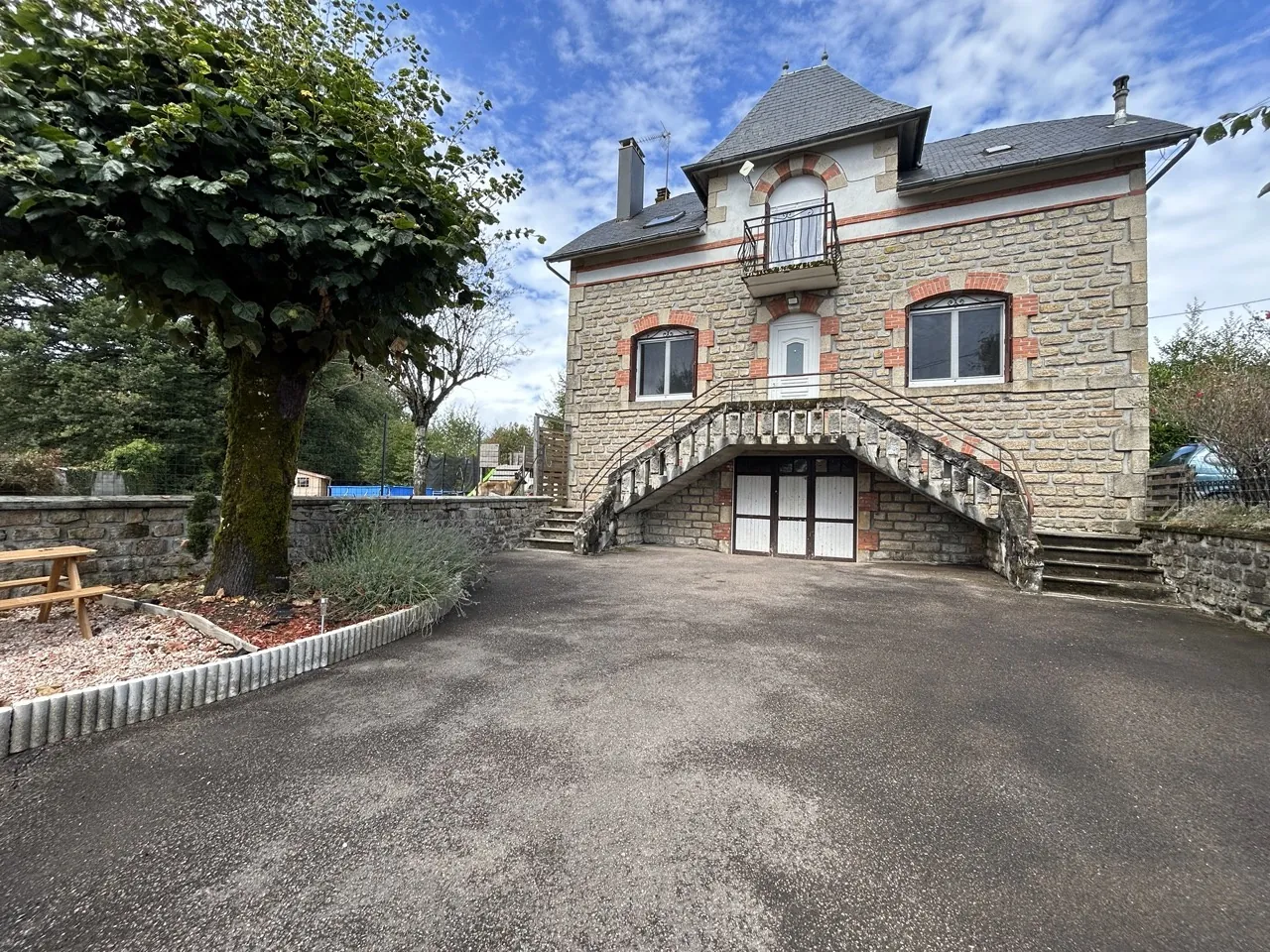 Maison à vendre à Seilhac avec 4 chambres, jardin et garage - Terrain de 1752 m²