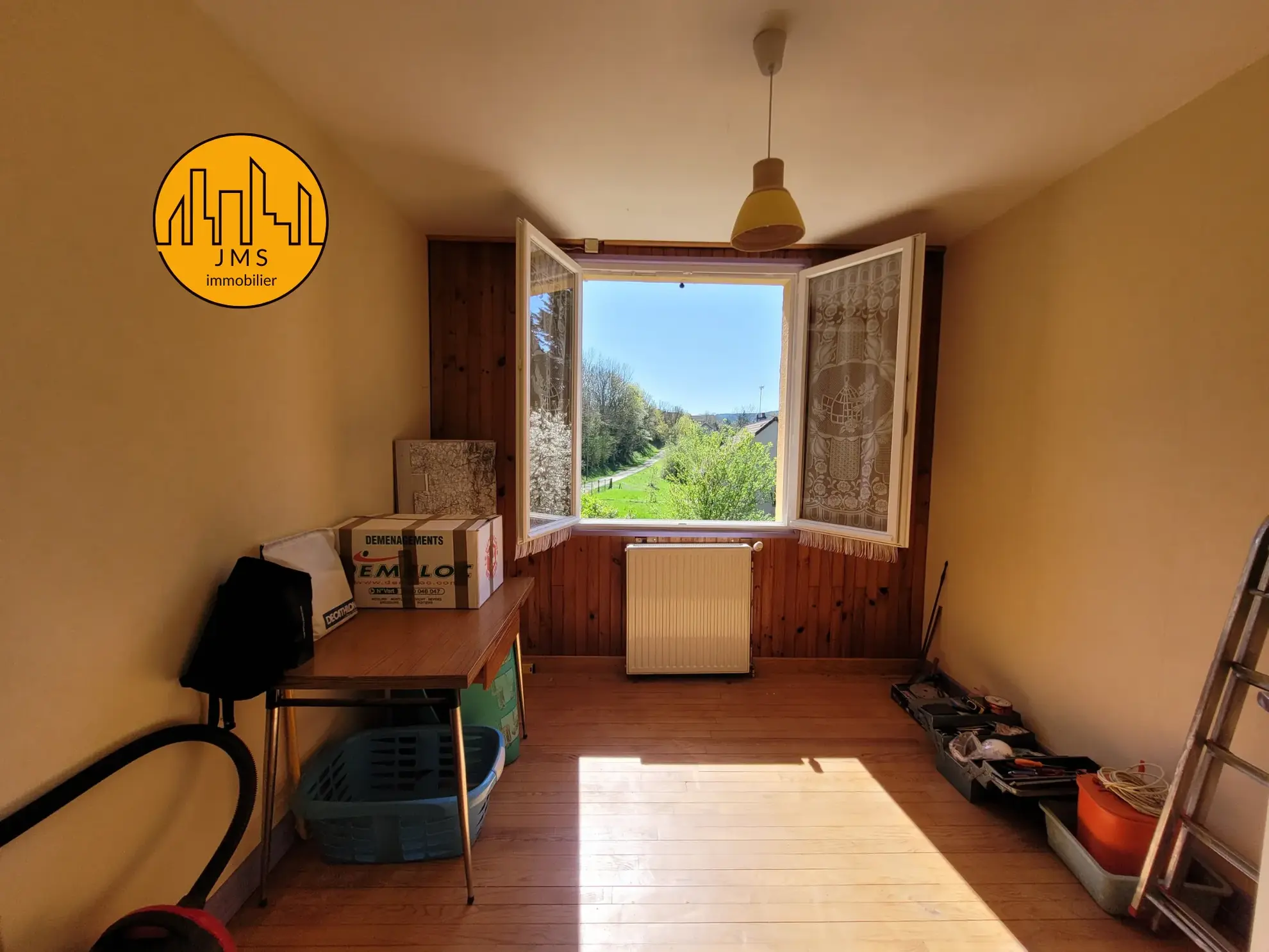 Maison à vendre de 113 m² avec terrain à Noyant d'Allier, vue imprenable 