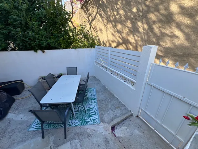 Maison avec terrasses, grand garage et panneaux solaires à Castelnau d'Aude 