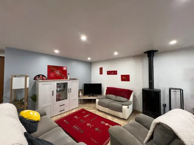 Maison avec terrasses, grand garage et panneaux solaires à Castelnau d'Aude 