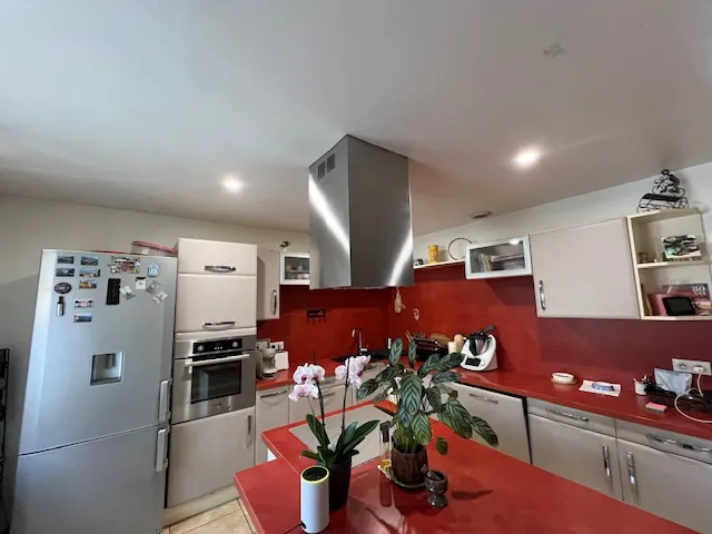 Maison avec terrasses, grand garage et panneaux solaires à Castelnau d'Aude 