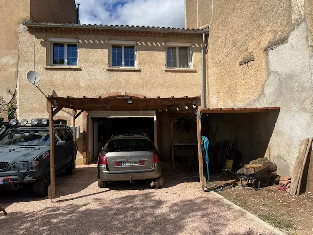Maison avec terrasses, grand garage et panneaux solaires à Castelnau d'Aude 