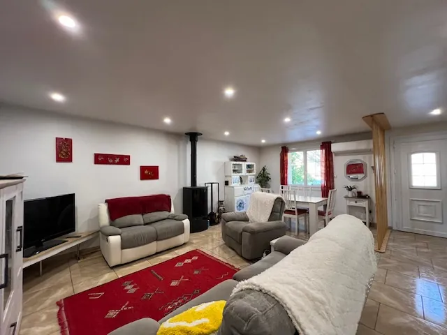 Maison avec terrasses, grand garage et panneaux solaires à Castelnau d'Aude 