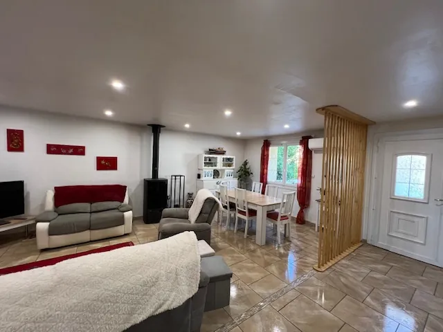 Maison avec terrasses, grand garage et panneaux solaires à Castelnau d'Aude 