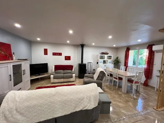 Maison avec terrasses, grand garage et panneaux solaires à Castelnau d'Aude 