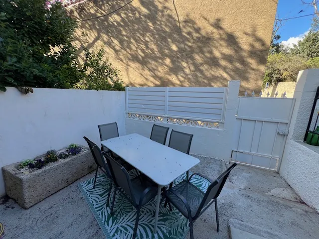 Maison avec terrasses, grand garage et panneaux solaires à Castelnau d'Aude 