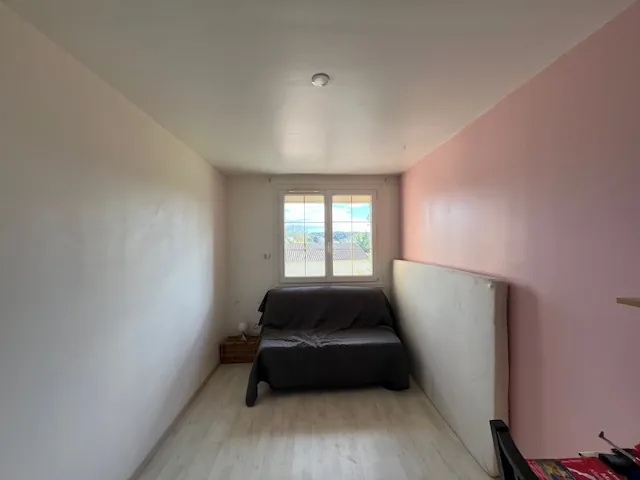 Maison avec terrasses, grand garage et panneaux solaires à Castelnau d'Aude 