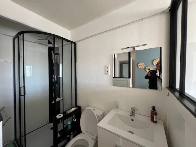 Maison avec terrasses, grand garage et panneaux solaires à Castelnau d'Aude 