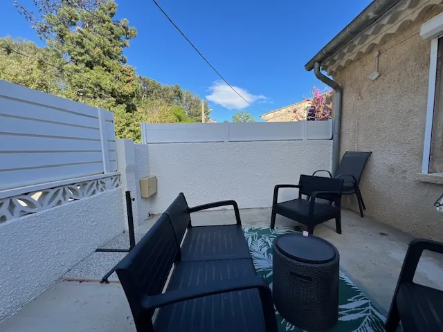 Maison avec terrasses, grand garage et panneaux solaires à Castelnau d'Aude 
