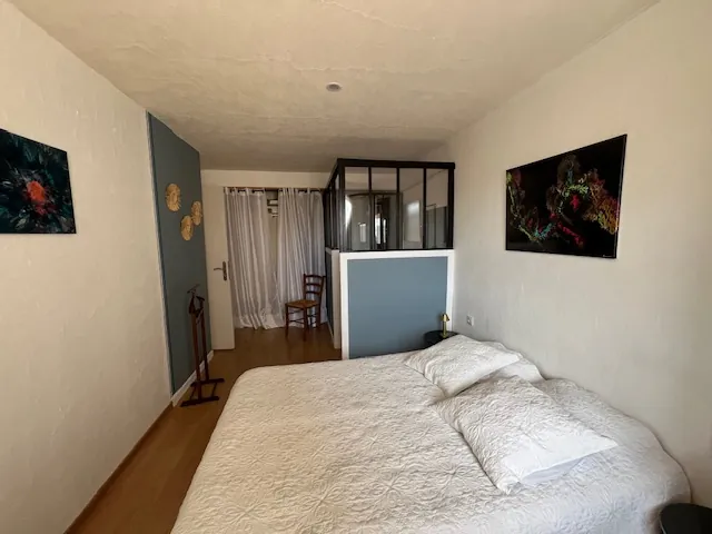 Maison avec terrasses, grand garage et panneaux solaires à Castelnau d'Aude 