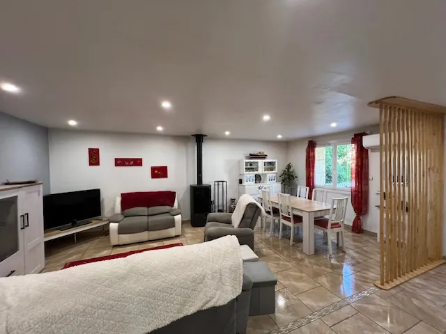 Maison avec terrasses, grand garage et panneaux solaires à Castelnau d'Aude 