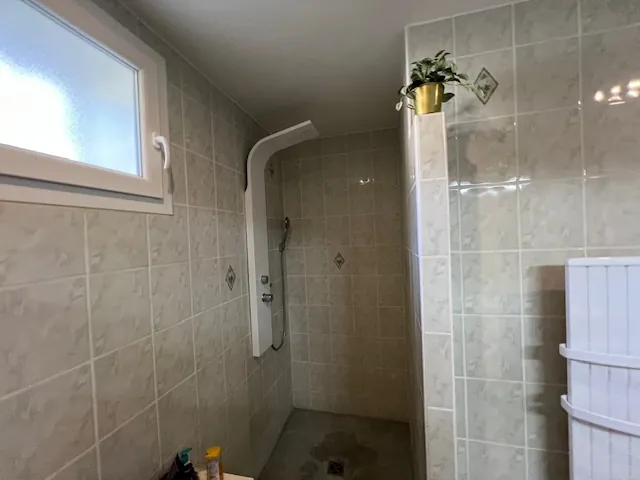 Maison avec terrasses, grand garage et panneaux solaires à Castelnau d'Aude 