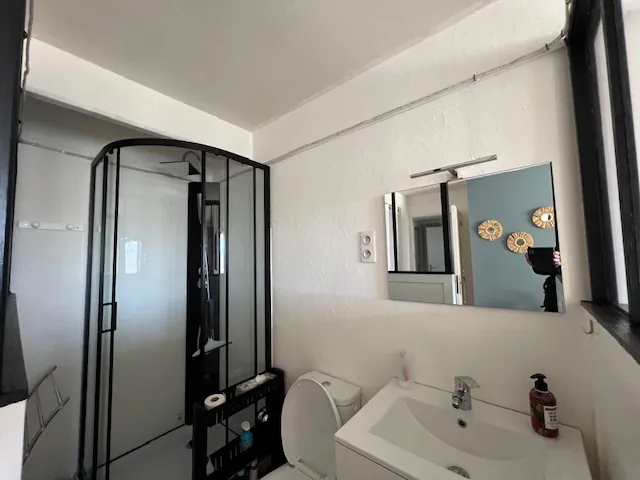 Maison avec terrasses, grand garage et panneaux solaires à Castelnau d'Aude 