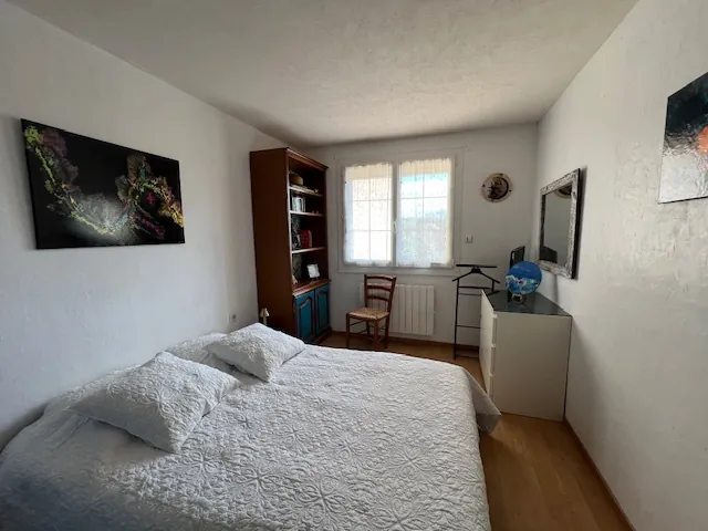 Maison avec terrasses, grand garage et panneaux solaires à Castelnau d'Aude 