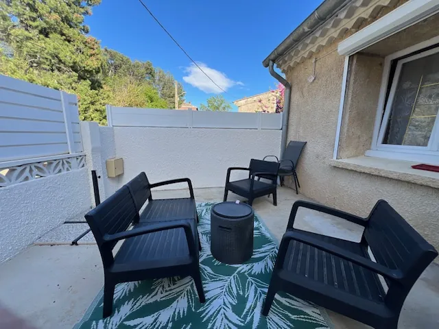Maison avec terrasses, grand garage et panneaux solaires à Castelnau d'Aude 