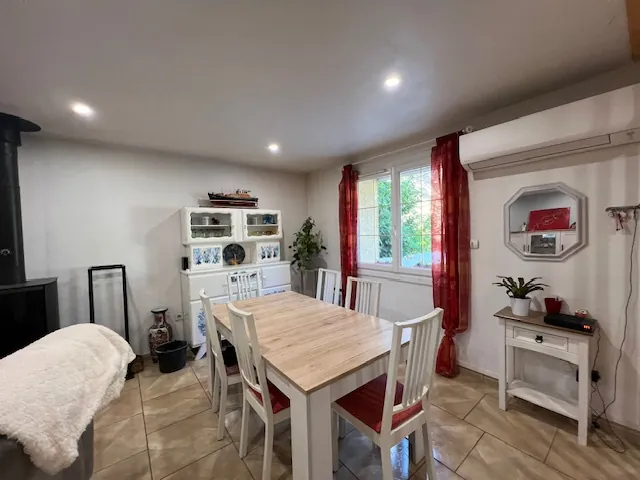 Maison avec terrasses, grand garage et panneaux solaires à Castelnau d'Aude 