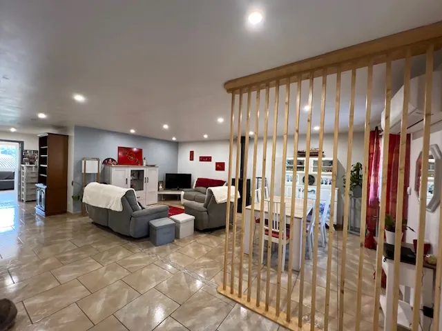 Maison avec terrasses, grand garage et panneaux solaires à Castelnau d'Aude 