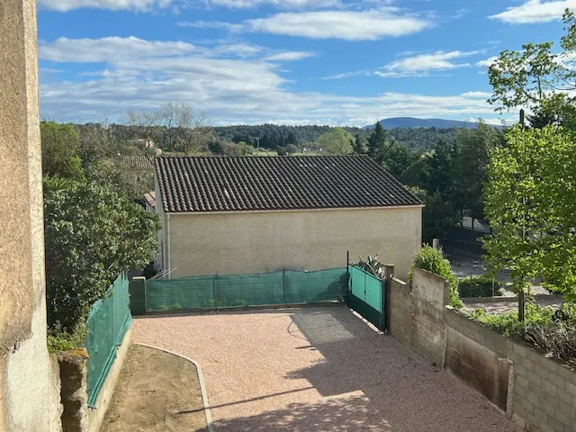 Maison avec terrasses, grand garage et panneaux solaires à Castelnau d'Aude 