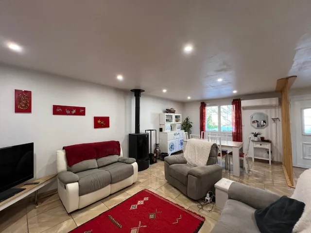 Maison avec terrasses, grand garage et panneaux solaires à Castelnau d'Aude 