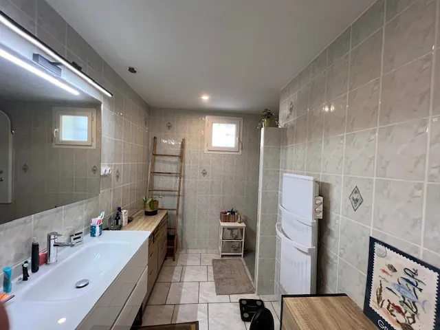 Maison avec terrasses, grand garage et panneaux solaires à Castelnau d'Aude 