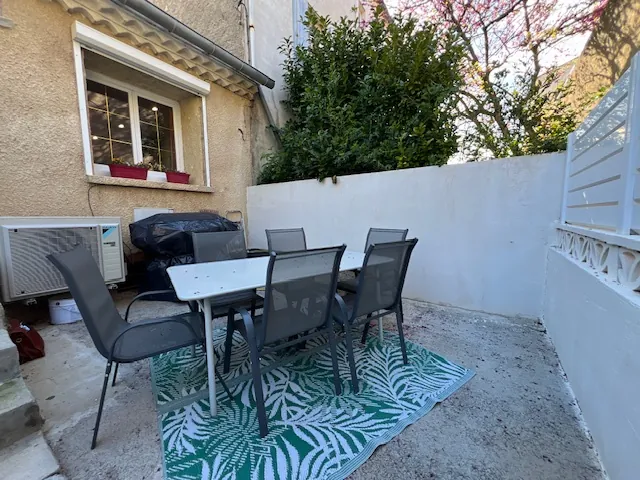 Maison avec terrasses, grand garage et panneaux solaires à Castelnau d'Aude 