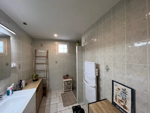 Maison avec terrasses, grand garage et panneaux solaires à Castelnau d'Aude 