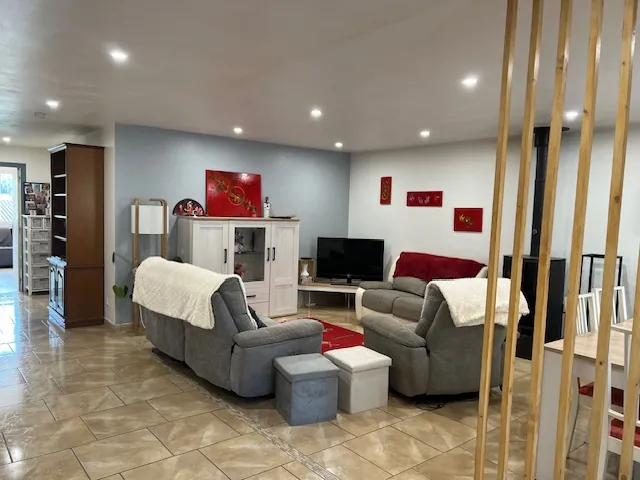 Maison avec terrasses, grand garage et panneaux solaires à Castelnau d'Aude 