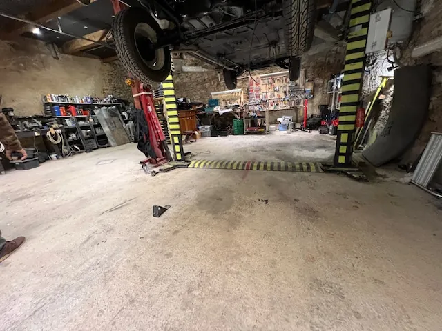 Maison avec terrasses, grand garage et panneaux solaires à Castelnau d'Aude 