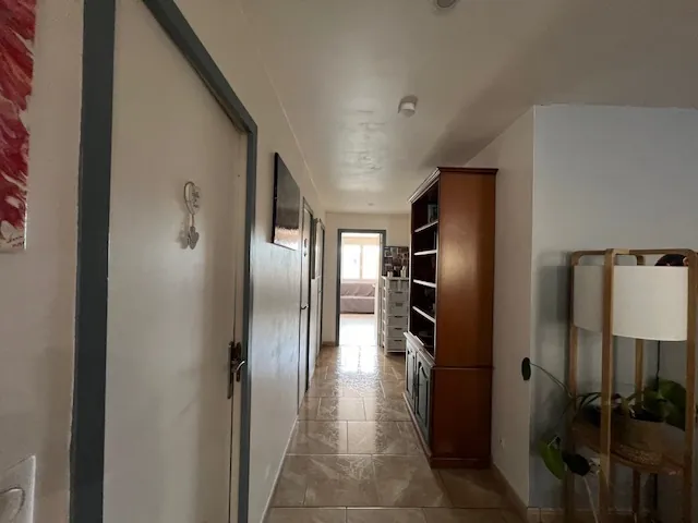 Maison avec terrasses, grand garage et panneaux solaires à Castelnau d'Aude 