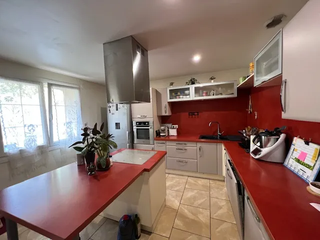 Maison avec terrasses, grand garage et panneaux solaires à Castelnau d'Aude 