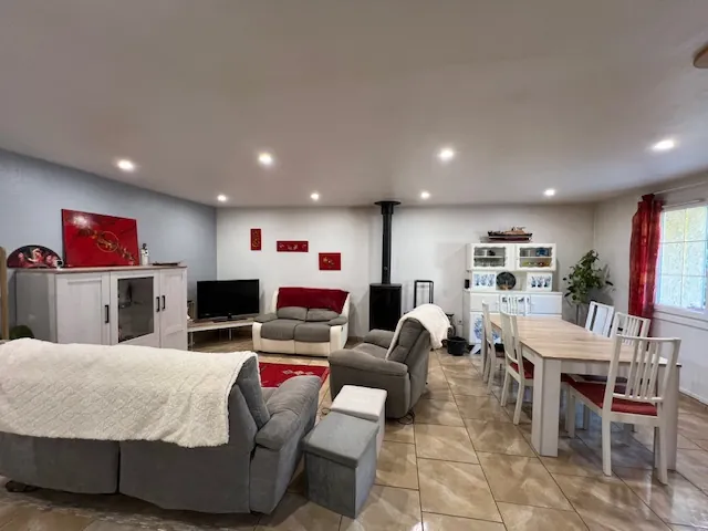 Maison avec terrasses, grand garage et panneaux solaires à Castelnau d'Aude 