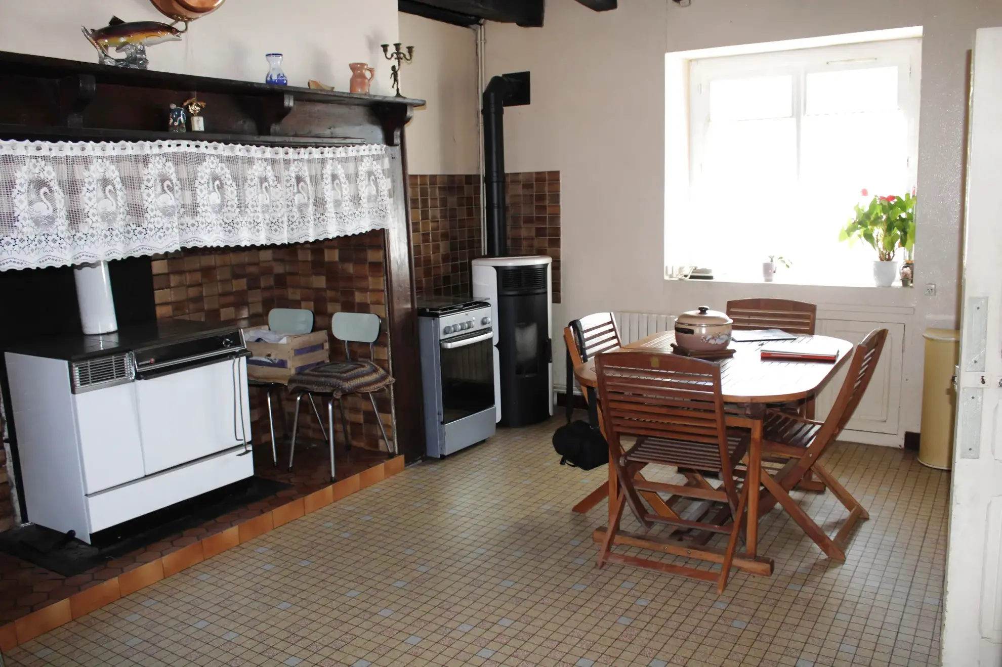 A vendre ensemble immobilier à Palazinges avec maison et dépendances, grand potentiel 