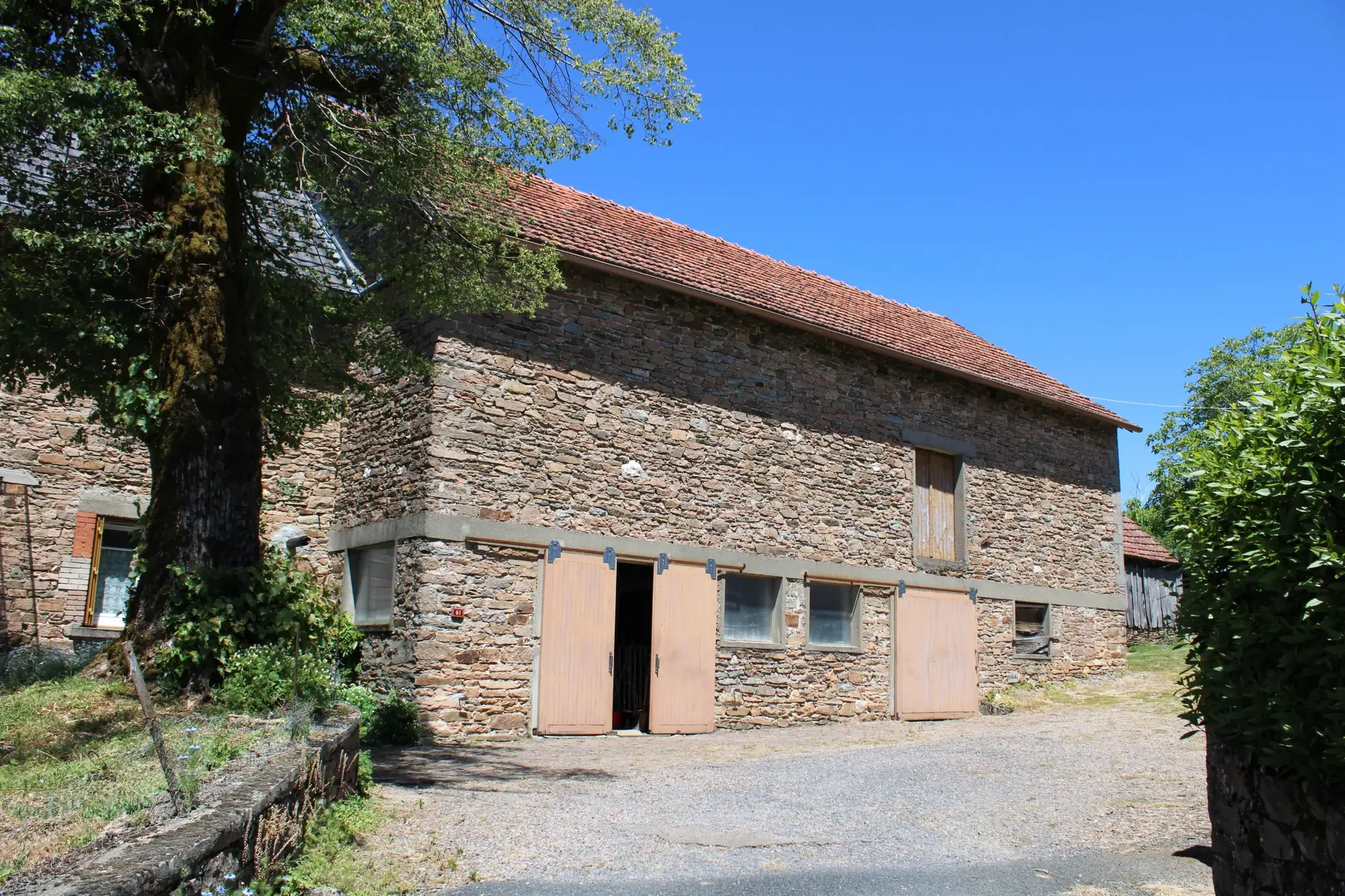 A vendre ensemble immobilier à Palazinges avec maison et dépendances, grand potentiel 