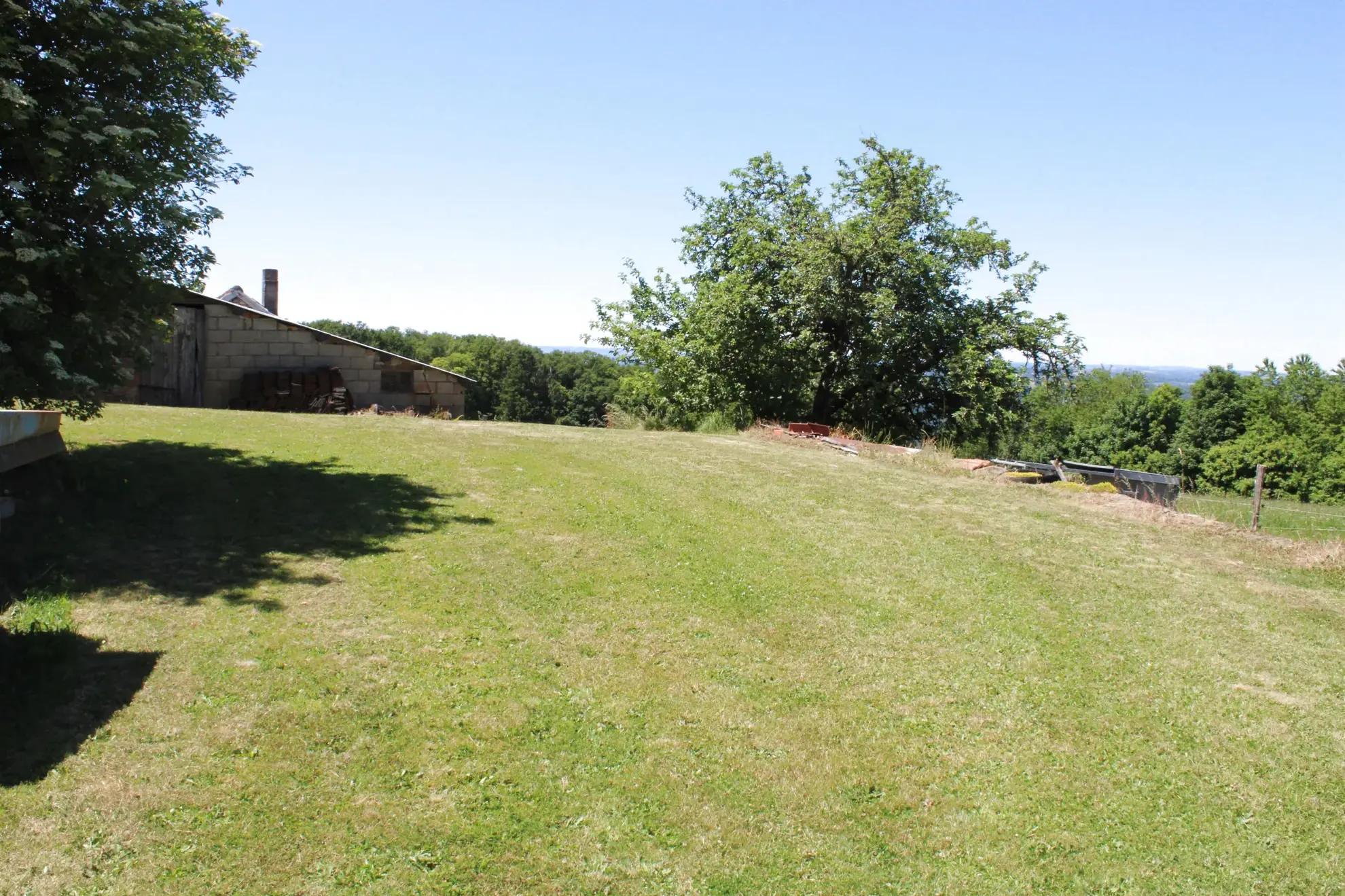 A vendre ensemble immobilier à Palazinges avec maison et dépendances, grand potentiel 