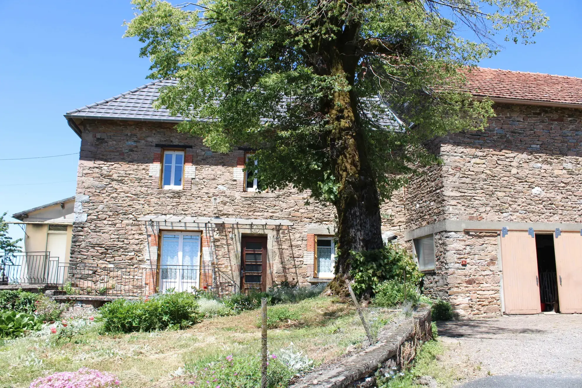 A vendre ensemble immobilier à Palazinges avec maison et dépendances, grand potentiel 