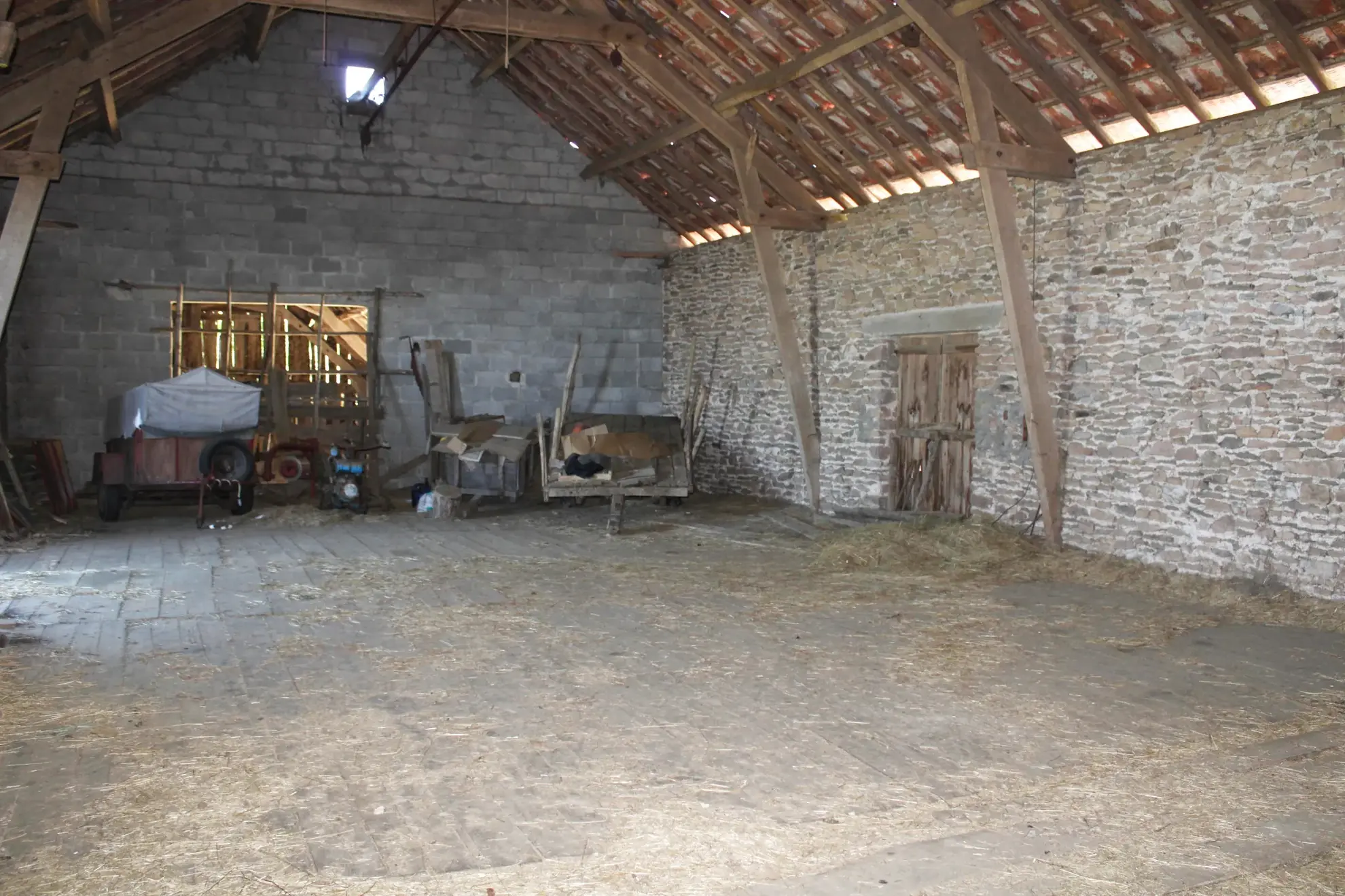 A vendre ensemble immobilier à Palazinges avec maison et dépendances, grand potentiel 