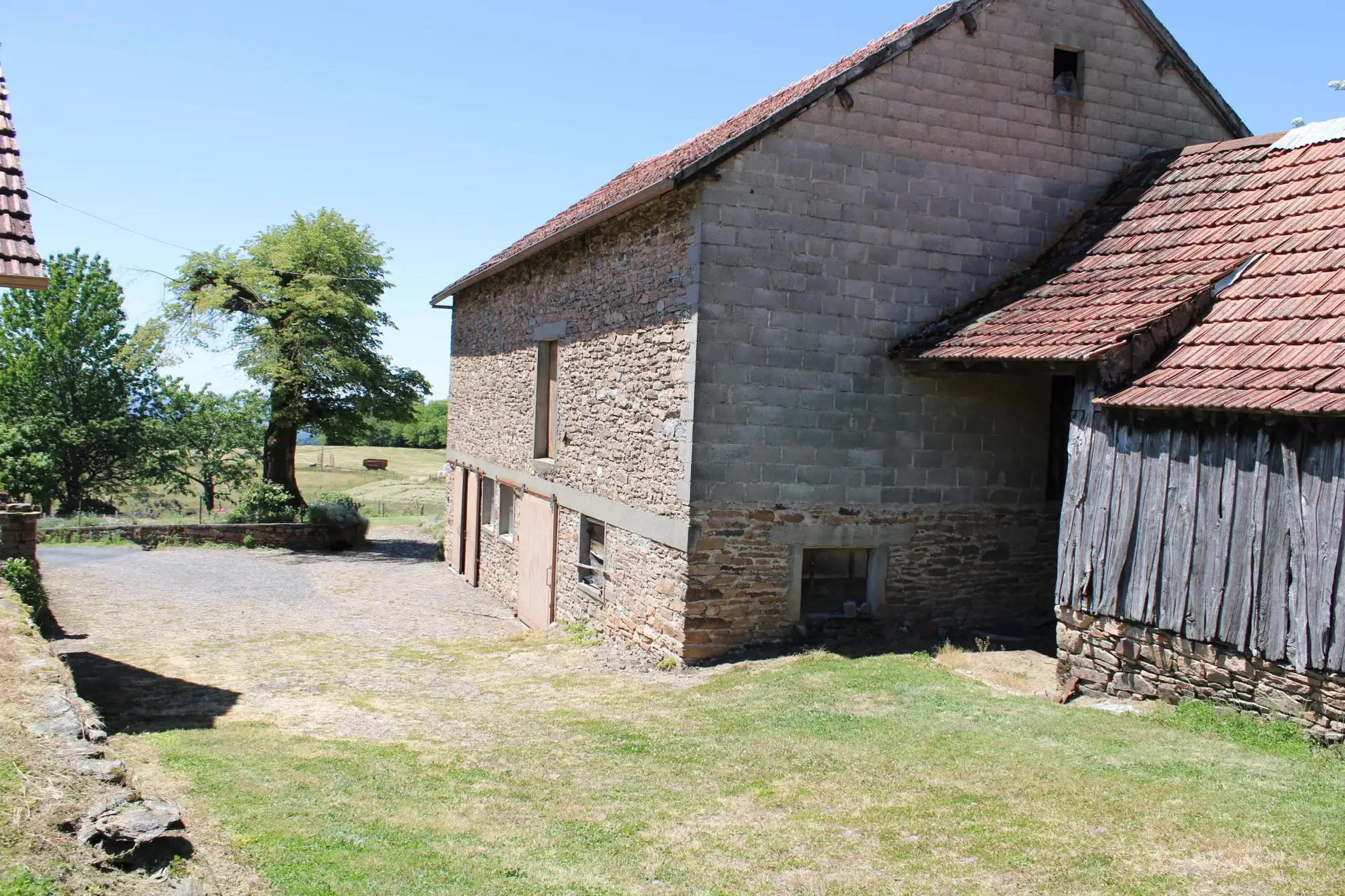 A vendre ensemble immobilier à Palazinges avec maison et dépendances, grand potentiel 