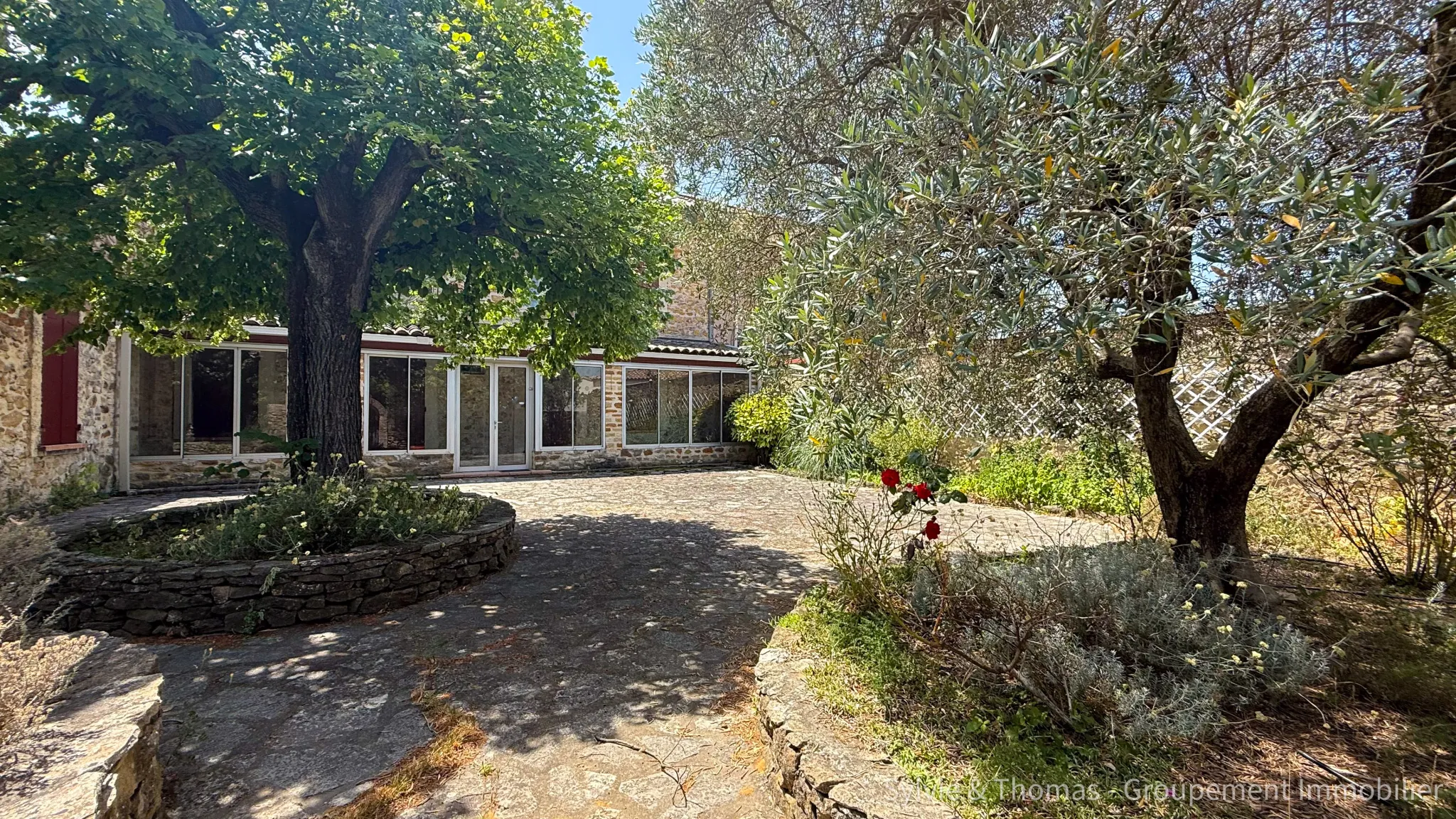 Maison spacieuse de 200 m2 à Piolenc avec dépendance et jardin, 4 chambres 