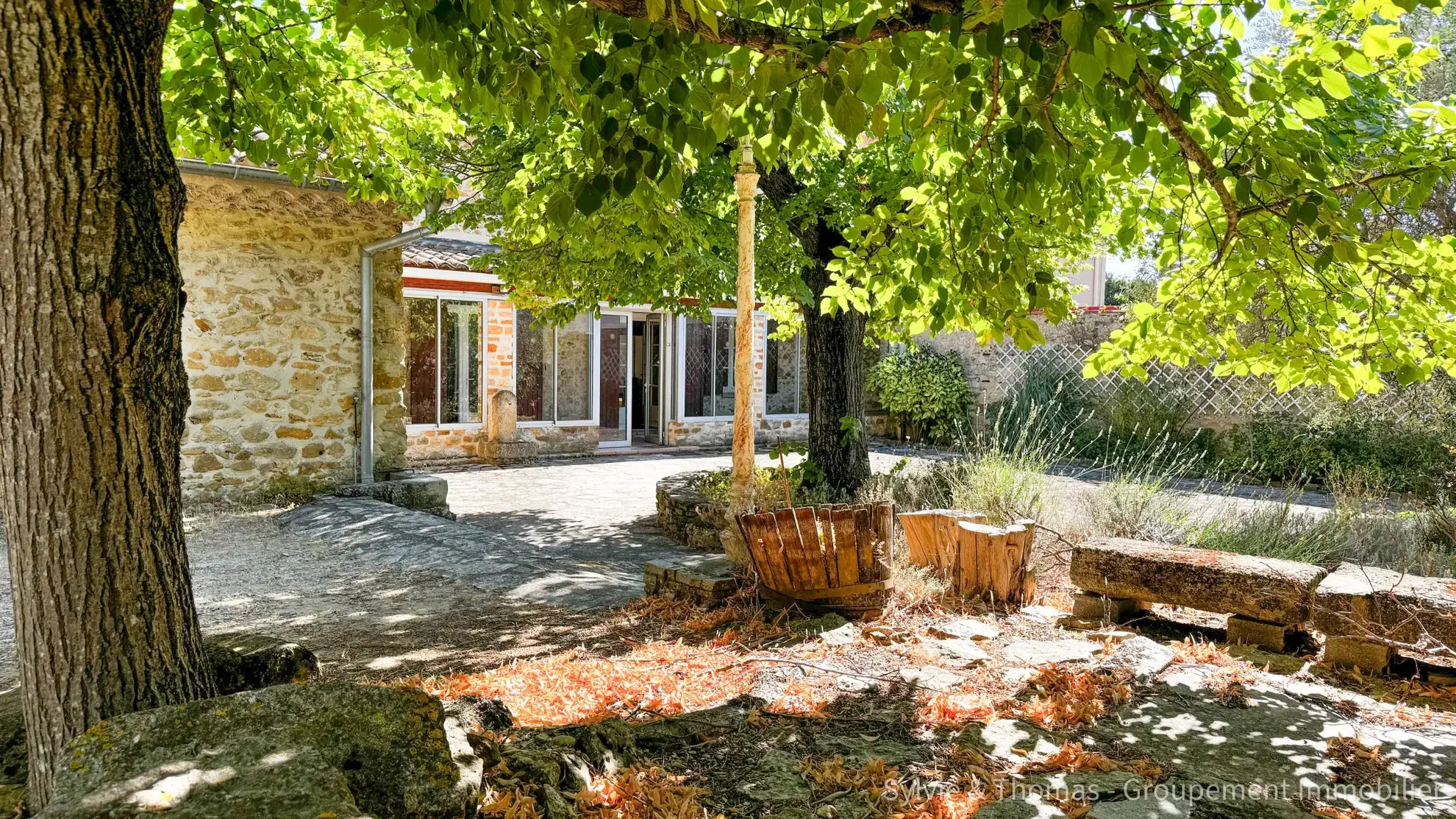Grande maison de village de 200 m2 avec dépendances et jardin à Piolenc