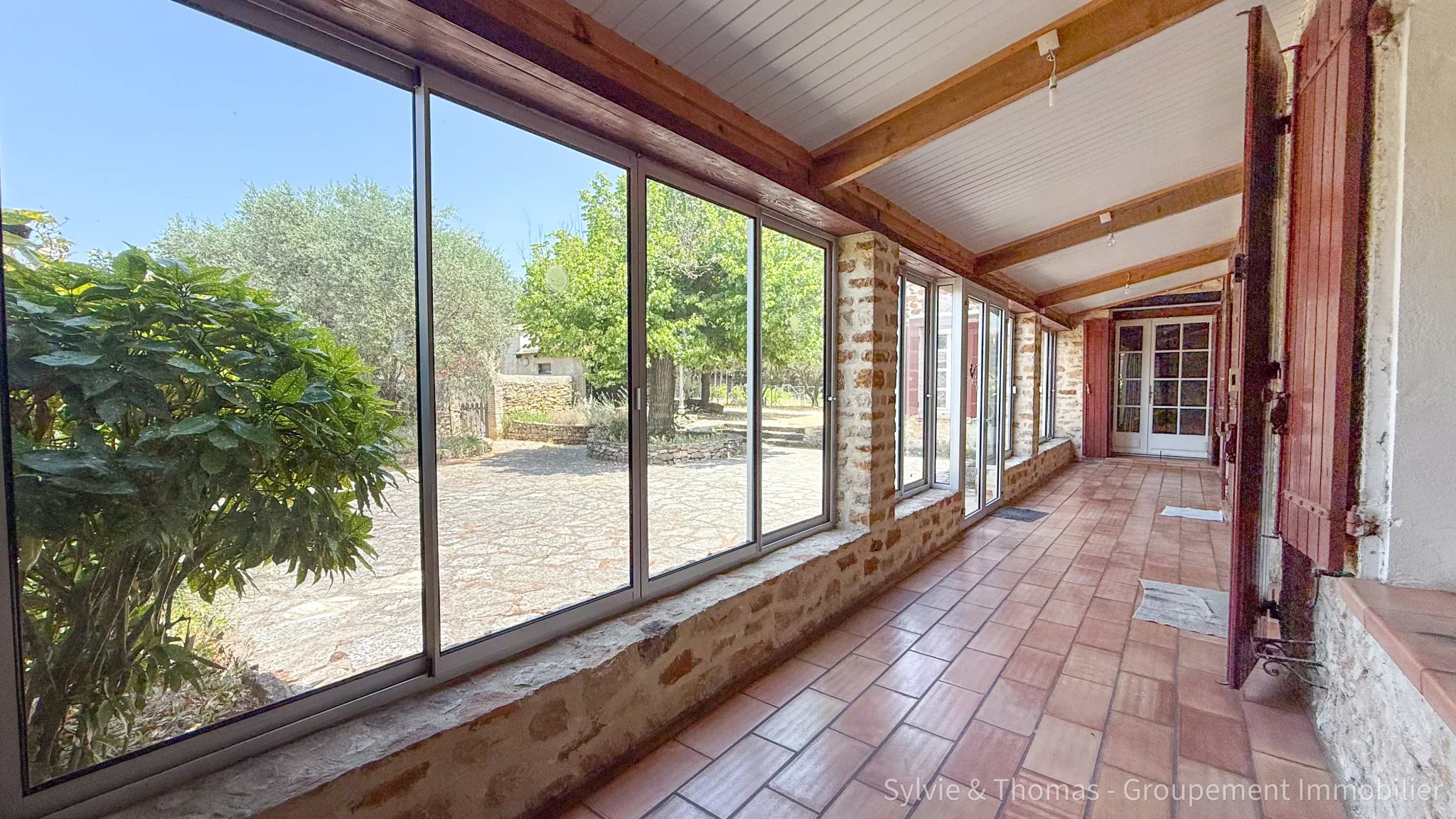 Maison spacieuse de 200 m2 à Piolenc avec dépendance et jardin, 4 chambres 