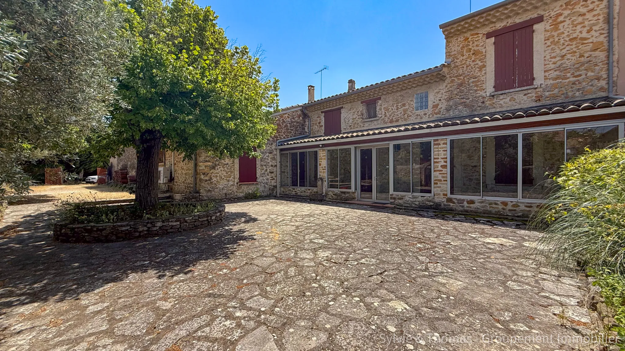 Maison de village spacieuse à Piolenc – 200 m2, 4 chambres, jardin et espace indépendant