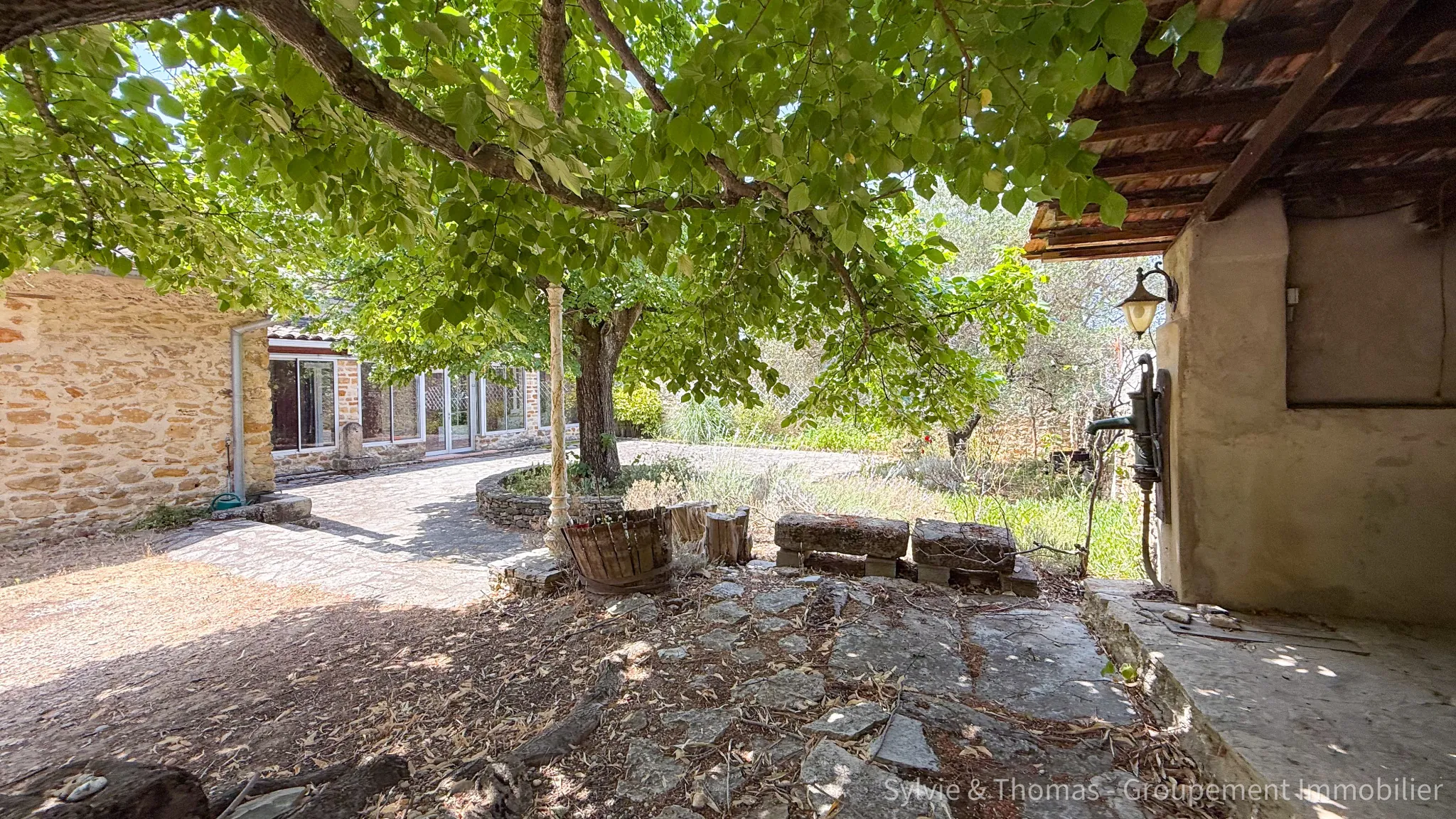 Maison spacieuse de 200 m2 à Piolenc avec dépendance et jardin, 4 chambres 