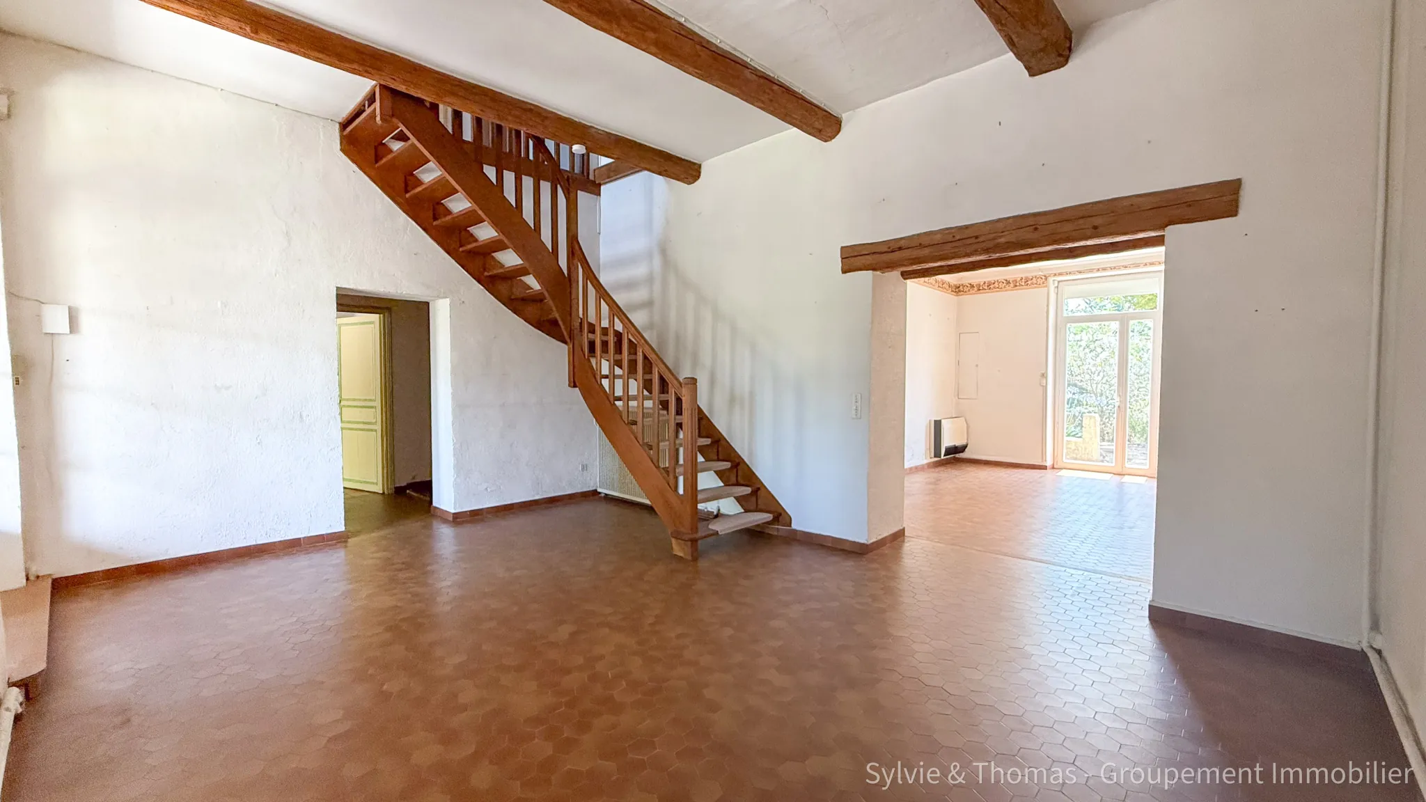 Maison spacieuse de 200 m2 à Piolenc avec dépendance et jardin, 4 chambres 