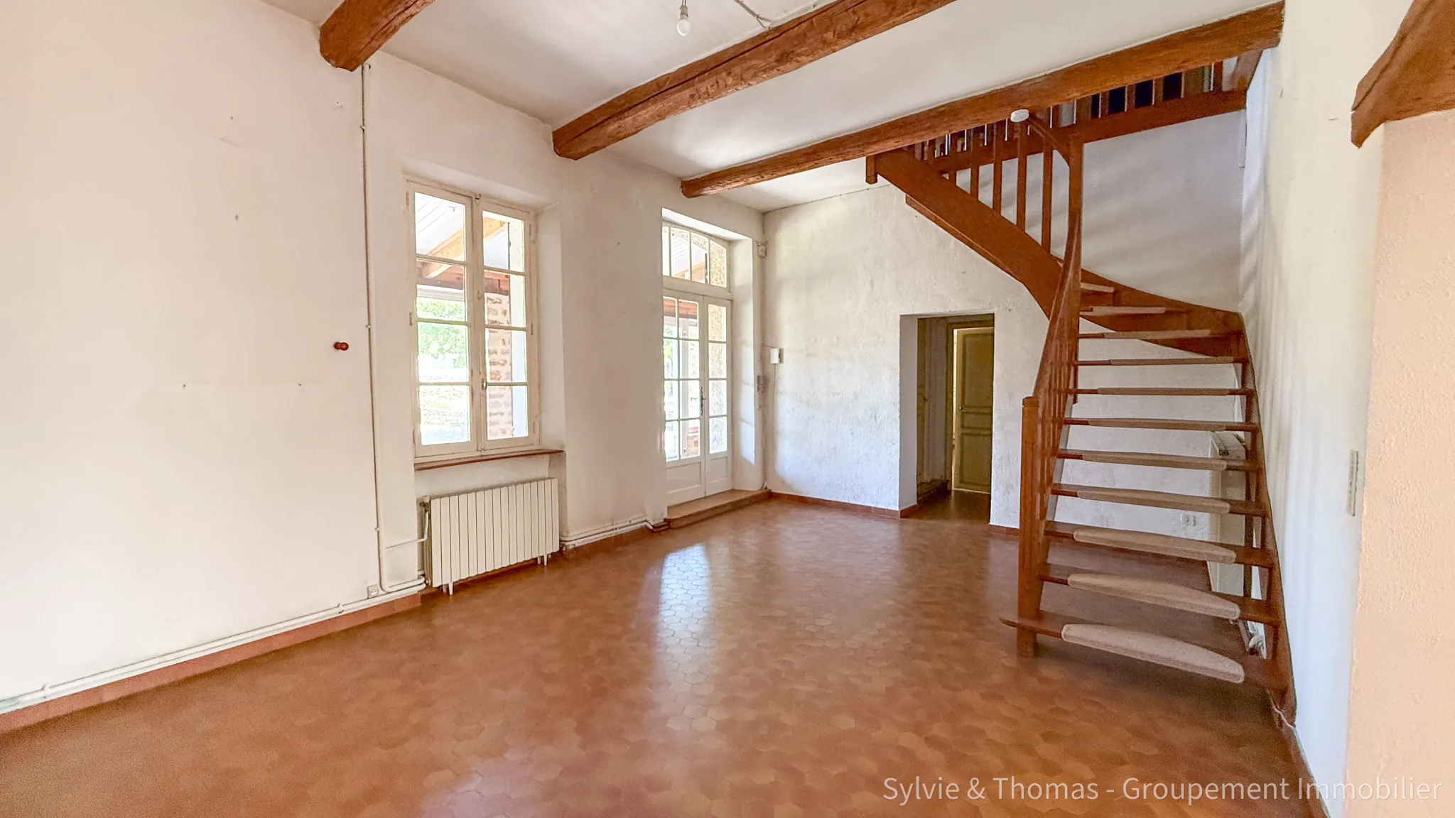 Maison spacieuse de 200 m2 à Piolenc avec dépendance et jardin, 4 chambres 