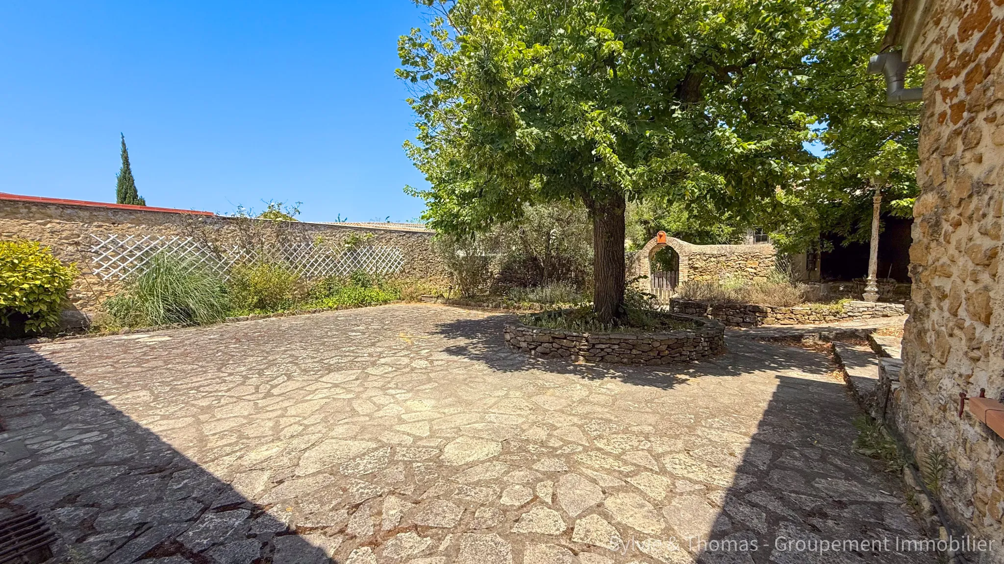 Maison spacieuse de 200 m2 à Piolenc avec dépendance et jardin, 4 chambres 