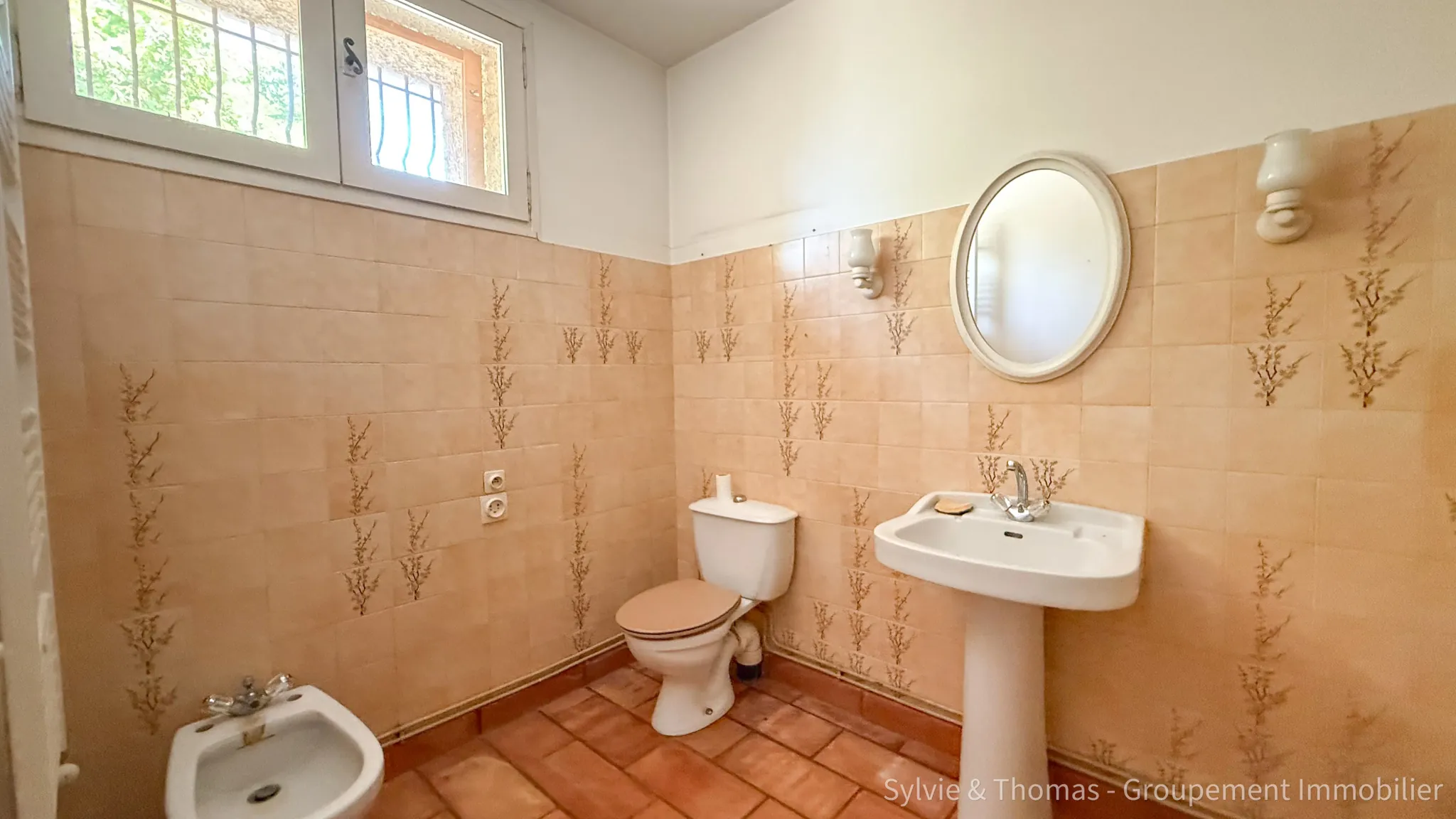 Maison spacieuse de 200 m2 à Piolenc avec dépendance et jardin, 4 chambres 