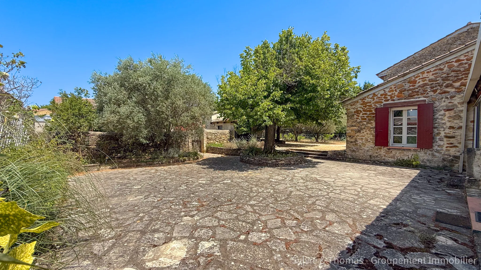 Maison spacieuse de 200 m2 à Piolenc avec dépendance et jardin, 4 chambres 