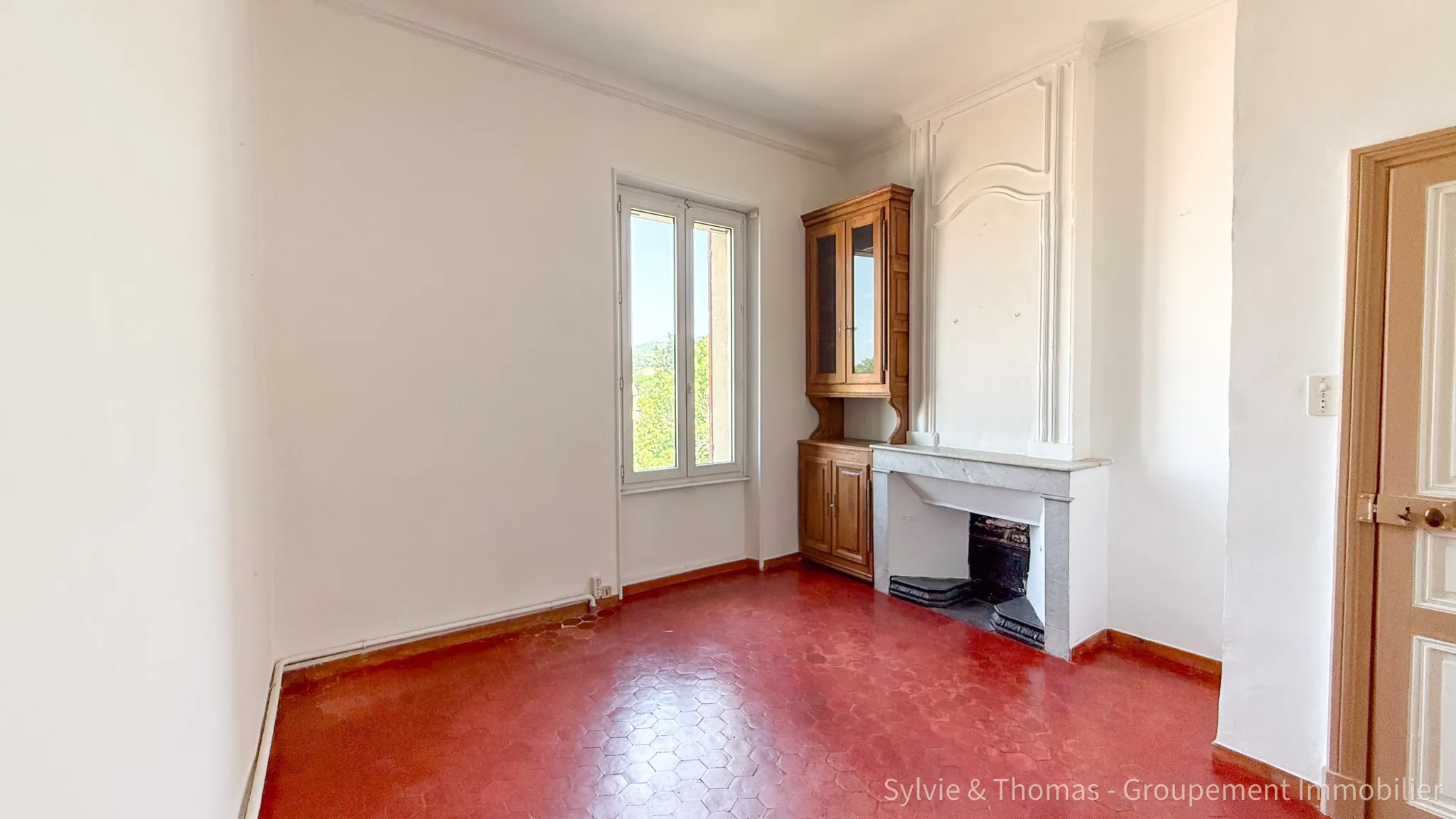 Maison spacieuse de 200 m2 à Piolenc avec dépendance et jardin, 4 chambres 