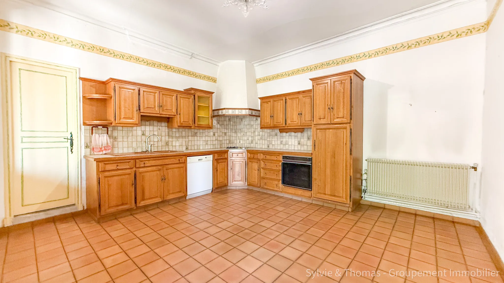 Maison spacieuse de 200 m2 à Piolenc avec dépendance et jardin, 4 chambres 